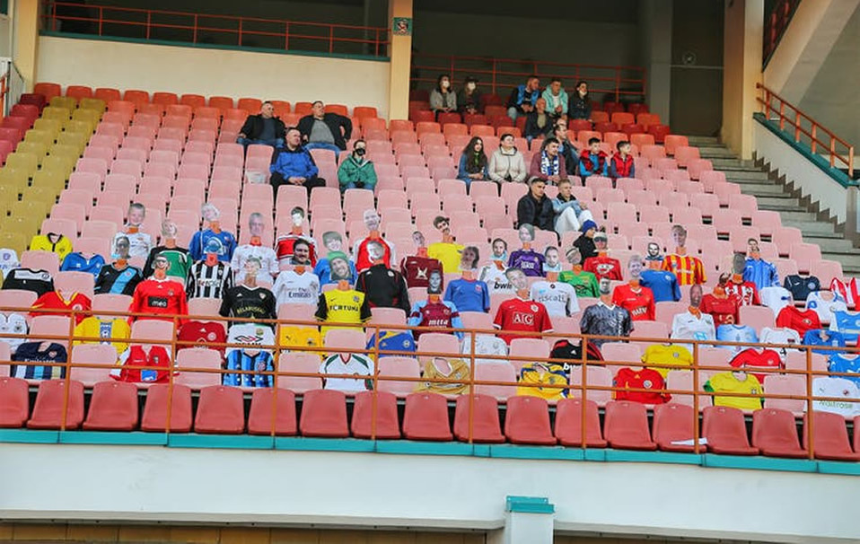 Bielorrusia, la Liga que no para, pero con aficionados de cartón