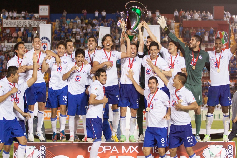 Gerardo Torrado fue el capitán que levantó la Copa por todo lo alto. (Mexsport)