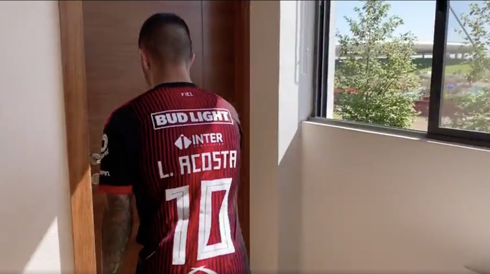 La imagen que subió la cuenta del Estadio Akron para trollear a Luciano Acosta. (Foto: @EstadioAkron)