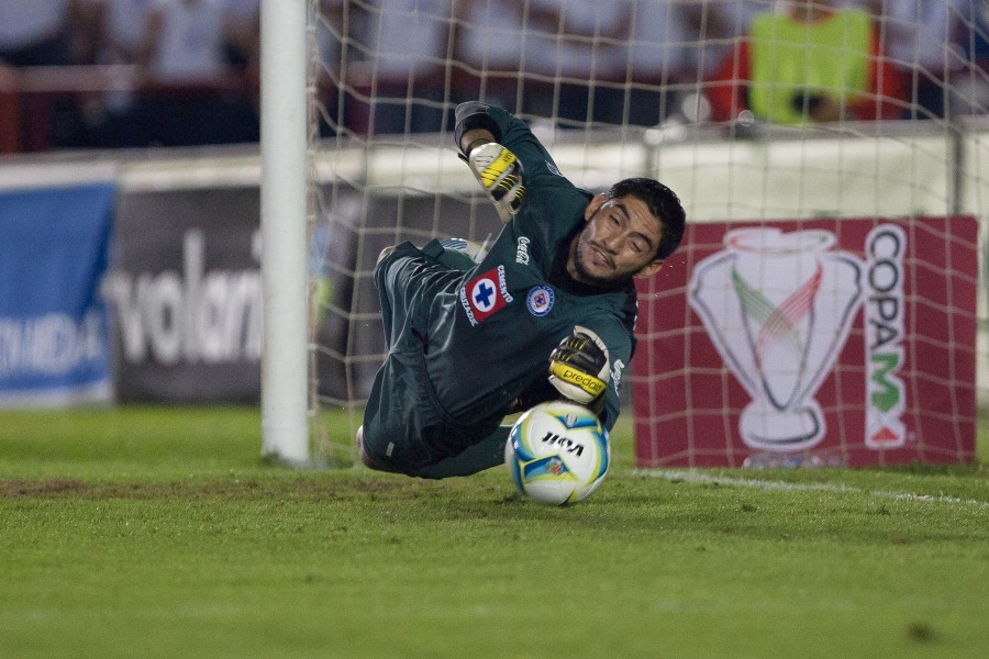 José de Jesús Corona atajó el primer penal de la tanda para dar confianza a los suyos. (Mexsport)