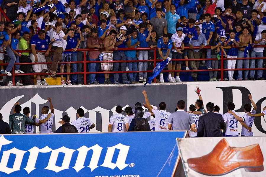 Los jugadores azules fueron a festejar con la afición que se dio cita. (Imago7)