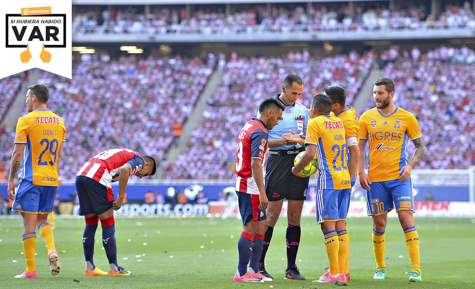 Luis Enrique Santander y su polémico arbitraje en la Final entre Chivas y Tigres (FOTO: Mexsport)