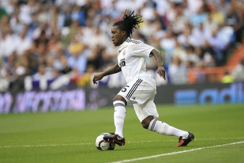 Royston Drenthe. Llego al Madrid a temprana edad precedido de grandes expectativas, pero fue un fiasco que se perdió en el limbo del futbol.