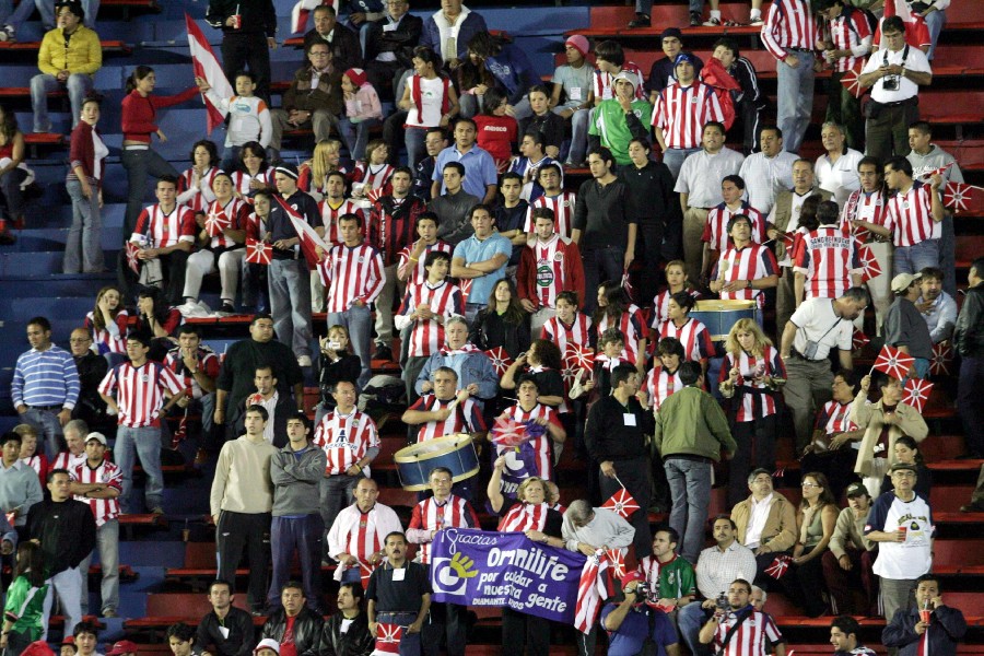 La afición de Chivas presente en los partidos de visita. (Mexsport)