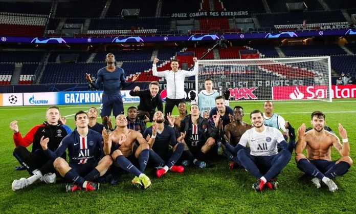 Jugadores del PSG imitando festejo de Haaland.
