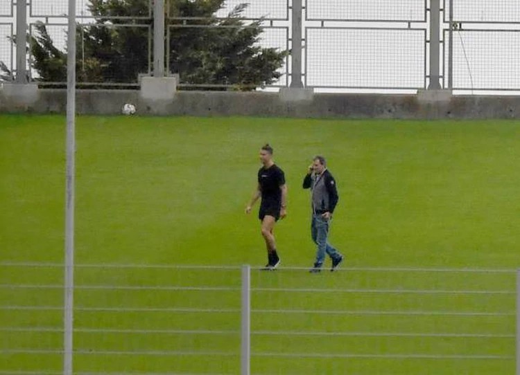 Cristiano entrenando en un estadio de Madeira.
