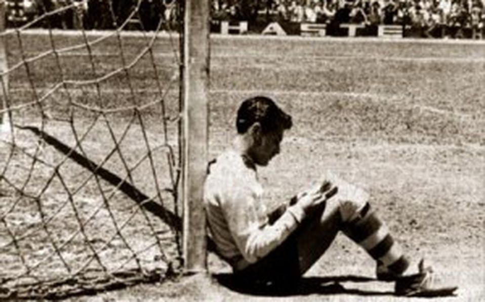 JAIME GÓMEZ. El Tubo y una de las fotos más épicas en la historia del Futbol. Gómez se sentó a mitad de un Clásico Tapatío