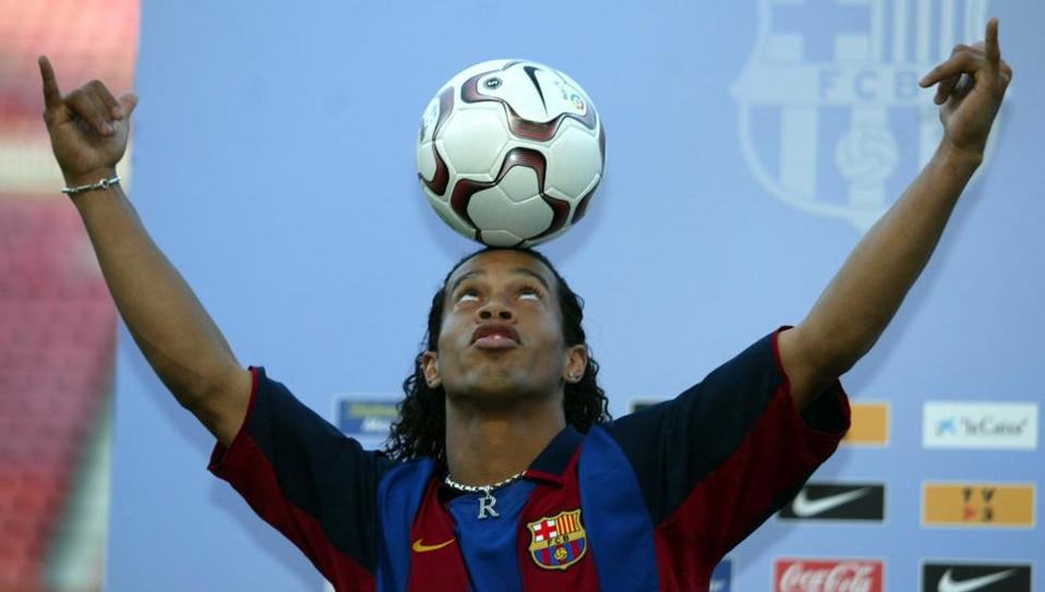 Ronaldinho, la sonrisa del futbol que alcanzó su clímax en el Barcelona con Balón de Oro en 2005.