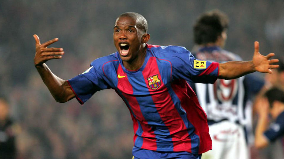Samuel Eto'o, el 8° máximo goleador histórico del club y fundamental en la transición Ronaldinho-Messi.