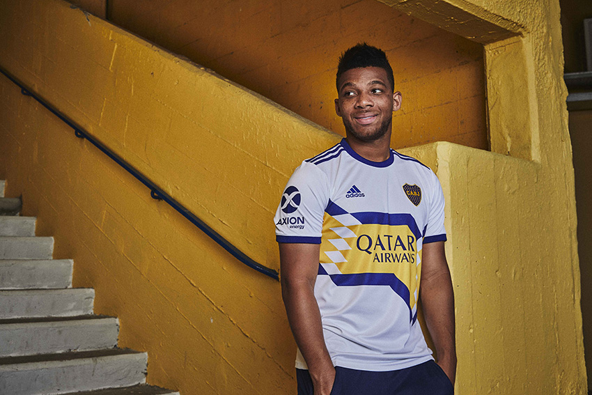 Frank Fabra posa con el jersey de visitante.