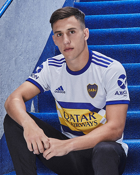 Nicolás Capaldo, volante Xeneize muestra el jersey de visitante.