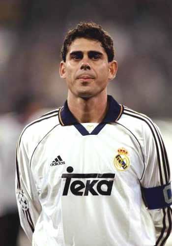 Fernando Hierro, el hombre que portó el brazalete blanco tras la partida de Sanchís en la era Galáctica.