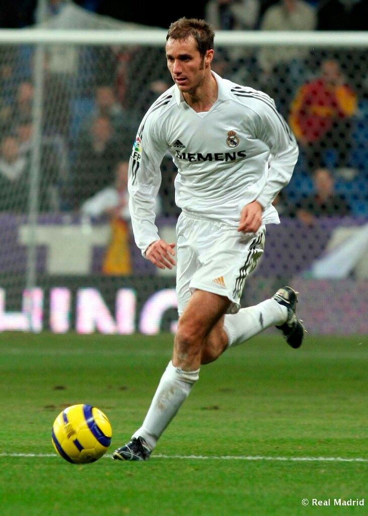 Iván Helguera fue complemento por años en la zaga con Fernando Hierro.