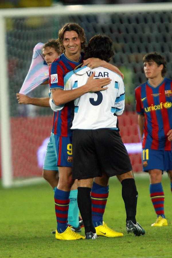 El abrazo entre Zlatan Ibrahimovic y Federico Vilar. (Mexsport)
