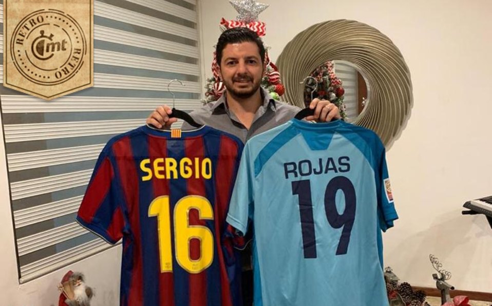 Memo Rojas muestra la camiseta de Busquets que logró intercambiar. Foto: Especial Memo Rojas