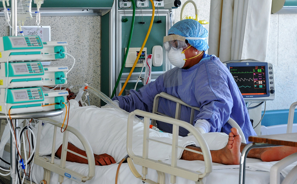 Personal médico labora arduamente para combatir el coronavirus (AFP)