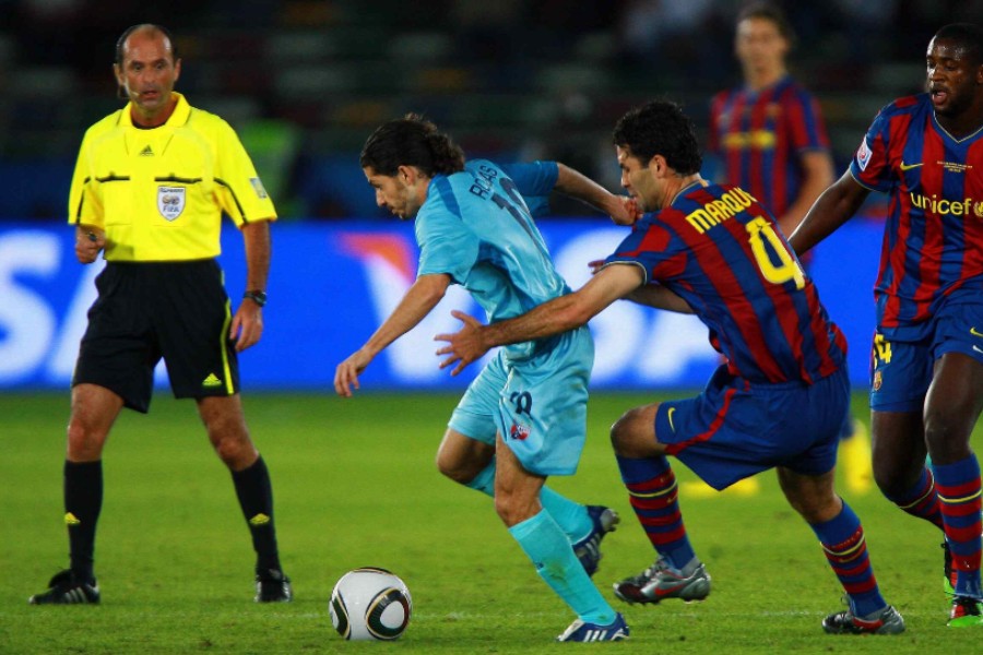 Rafa Márquez comandando la central del Barca aquella noche. (Mexsport)