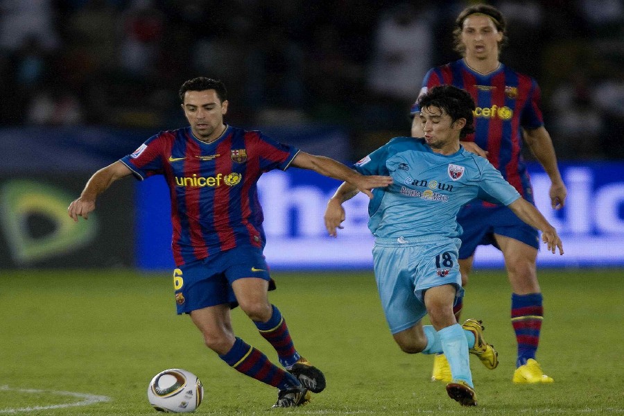Xavi Hernández y el Hobbit Bermúdez en la disputa por el medio campo. (Mexsport)