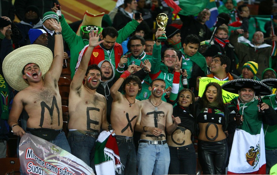 A pesar de las bajas temperaturas, los aficionados mexicanos le pusieron ambiente en la grada. (Mexsport)