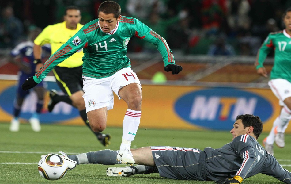 Chicharito Hernández marcó el 1-0 luego de quitarse a Hugo Lloris. (Mexsport)