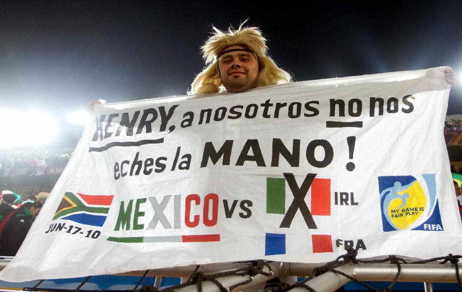 La curiosa pancarta de un aficionado, luego del gol con la mano de Henry para calificar. (Mexsport)