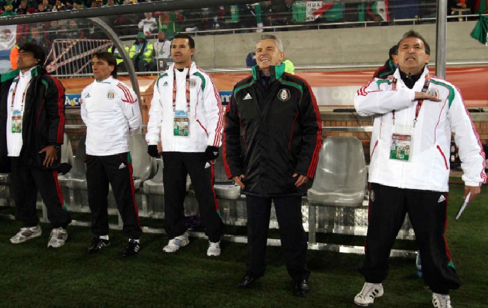 Javier Aguirre y su cuerpo técnico comandado por Mario Carrillo entonando con fuerza el himno. (Mexsport)