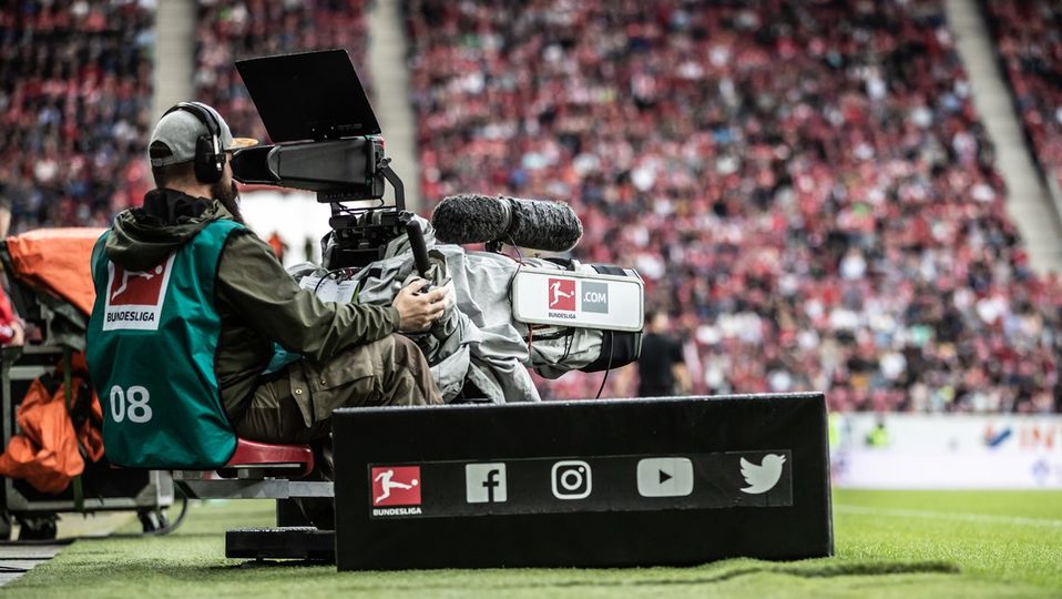 La televisión juega un papel fundamental en la actualidad del futbol en todo el mundo.