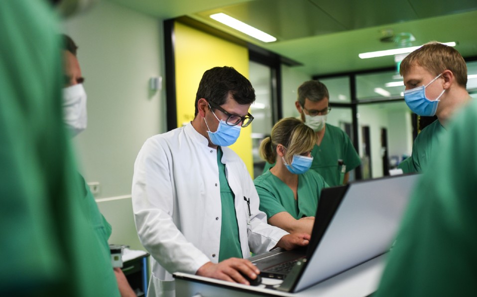 Los médicos han observado síntomas en el cerebro relacionados al coronavirus. Foto: AFP