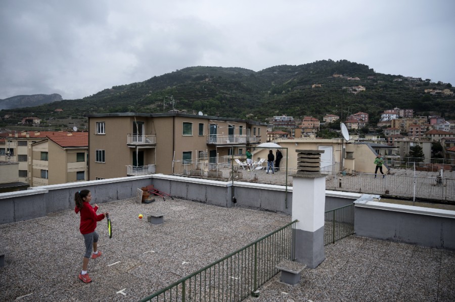 Los jugadoras aprovechan que son vecinas para salir a practicar en sus azoteas. FOTO: AFP