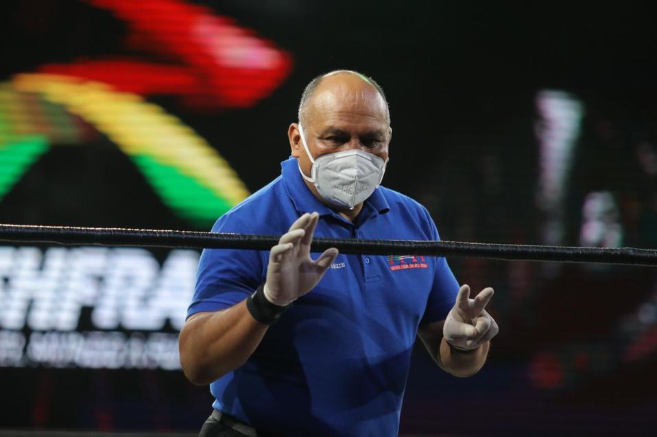 Los réferis utilizaron máscarilla y guantes. (AAA)