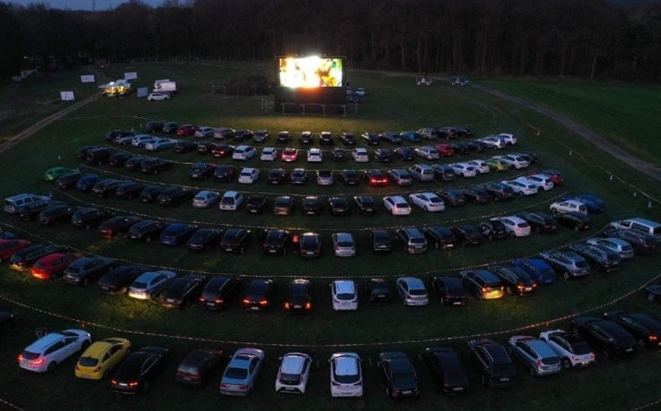 Solo permiten a dos personas por auto en los autocines de Alemania. (Foto: AFP)