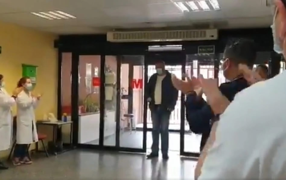 El taxista rompió en llanto después de ser reconocido por personal médico. (Captura de pantalla)