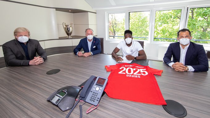 Davies extendió su contrato con el Bayern Múnich hasta 2021. (Foto: @FCBayernES)