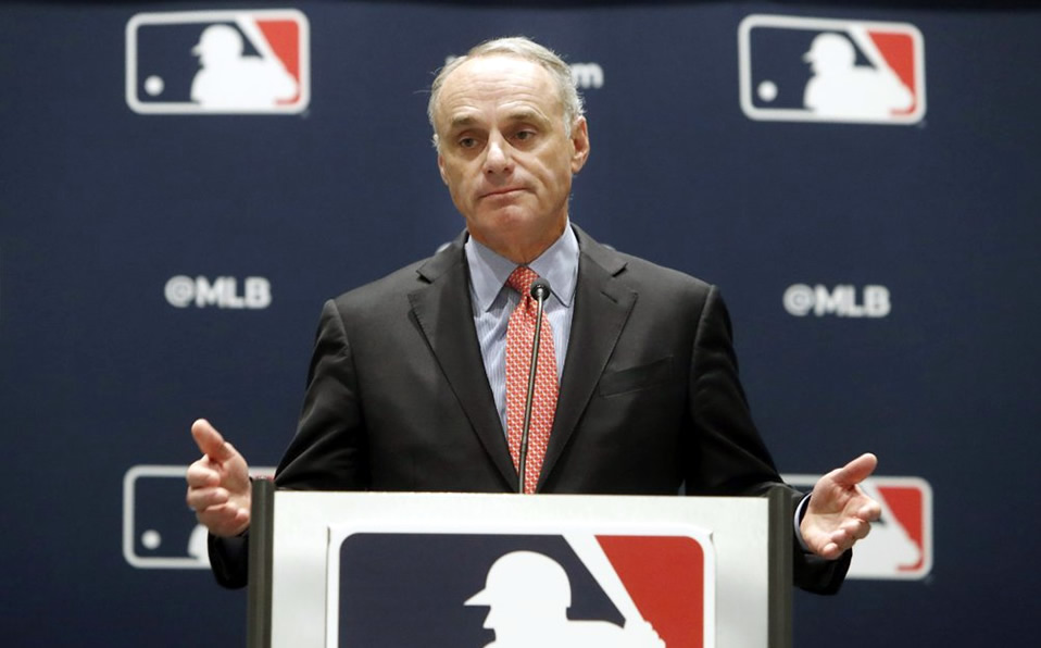 Manfred ha hecho un par de anuncios durante esta contingencia. (Foto: AP)