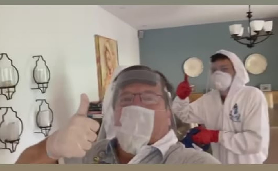 Miguel Herrera y su tremendo oso en Instagram al ponerse un cubrebocas