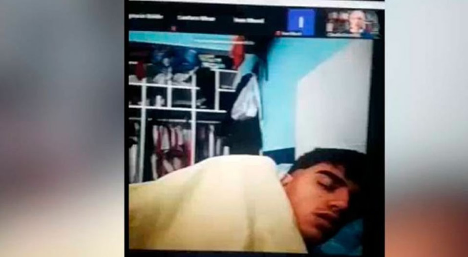 Profesor cachó a alumno dormido en clases por Zoom