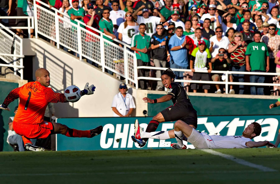 Tim Howard se molestó demasiado cuando cayó el gol de Gio, a tal grado que le pegó varias veces al pasto. (Foto: Mexsport)