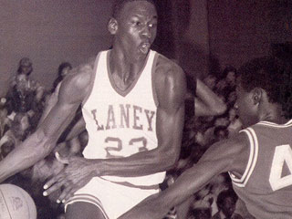 El basquetbolista jugó para la preparatoria Emsley A. Laney. (@jgbasket)