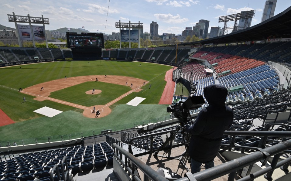 El juego entre el Doosan Bears y LG Twins en Corea del Sur se disputa sin gente. Foto: AFP