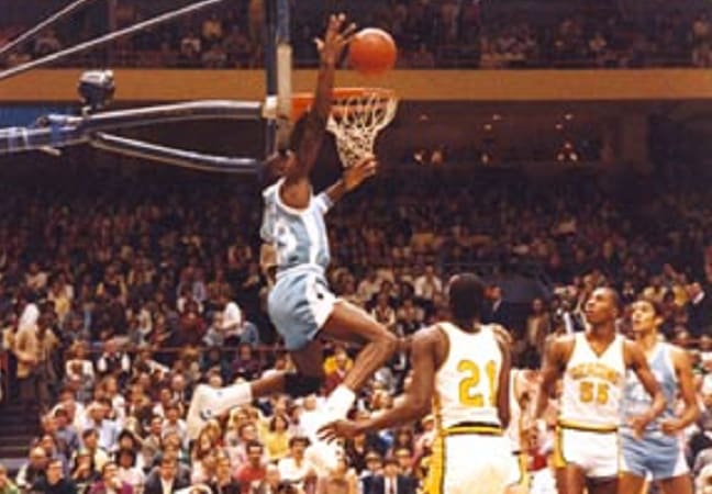 Michael se mantuvo de 1981 a 1984 al College, para después ir a la NBA. (AP)