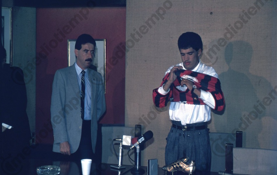 Fue presentado con el AC Milán en 1991.
