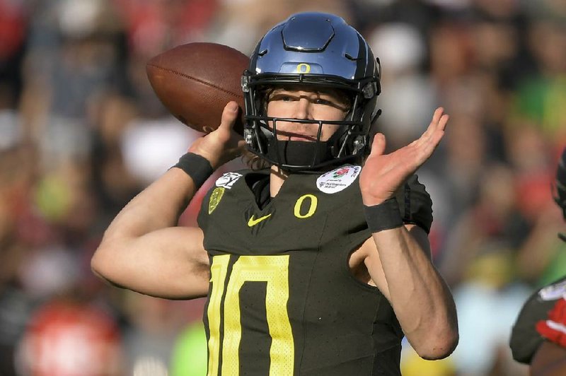 Justin Herbert | QB | Oregon | Catalogado como el mariscal con el brazo más potente.