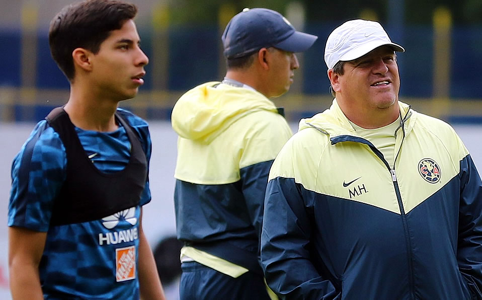 Diego Lainez y Miguel Herrera (Imago7)