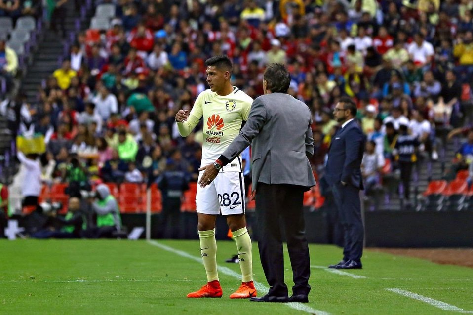 Edson Álvarez y Ricardo La Volpe en un juego del América. (Foto: @EdsonAlvarez19)