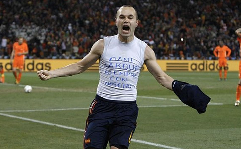 Iniesta le rindió homenaje en la cancha a su amigo. (AFP)