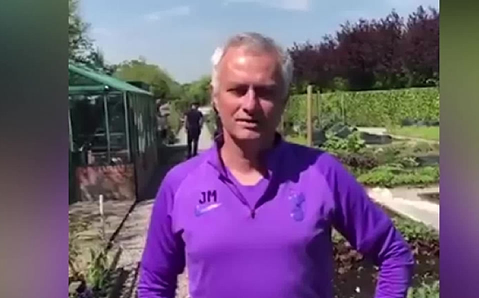 Mou, desde la huerta del club.