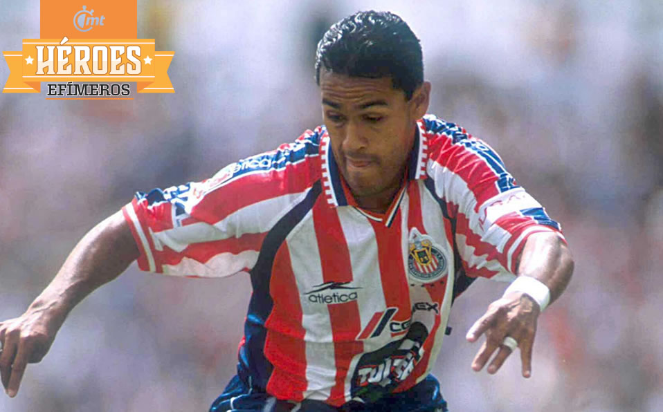 Ángel con el jersey rojiblanco. (Mexsport)