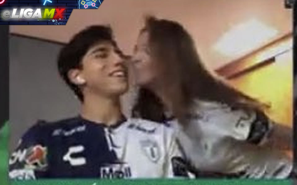 Así fue el momento del beso en pleno juego de la eLiga. (TUDN)