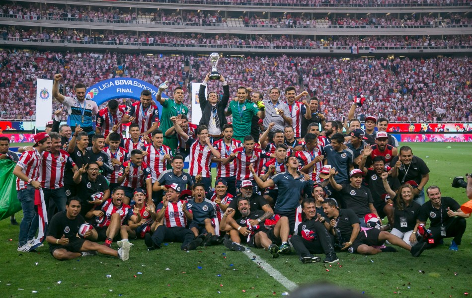 Chivas accedió a esta edición de la Conachampions al haber sido campeón del CL17 cuando le ganaron a los Tigres. (Mexsport)
