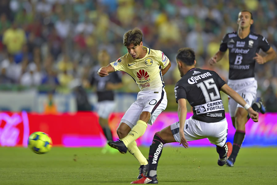 Diego Lainez. La última gran joya de la cantera de América debutó bajo las órdenes de Ricardo La Volpe. FOTO: Mexsport